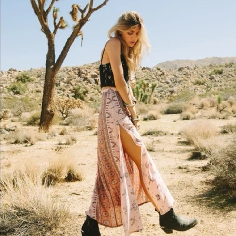 Spell and the Gypsy Coyote Peach Split skirt. Size XS.